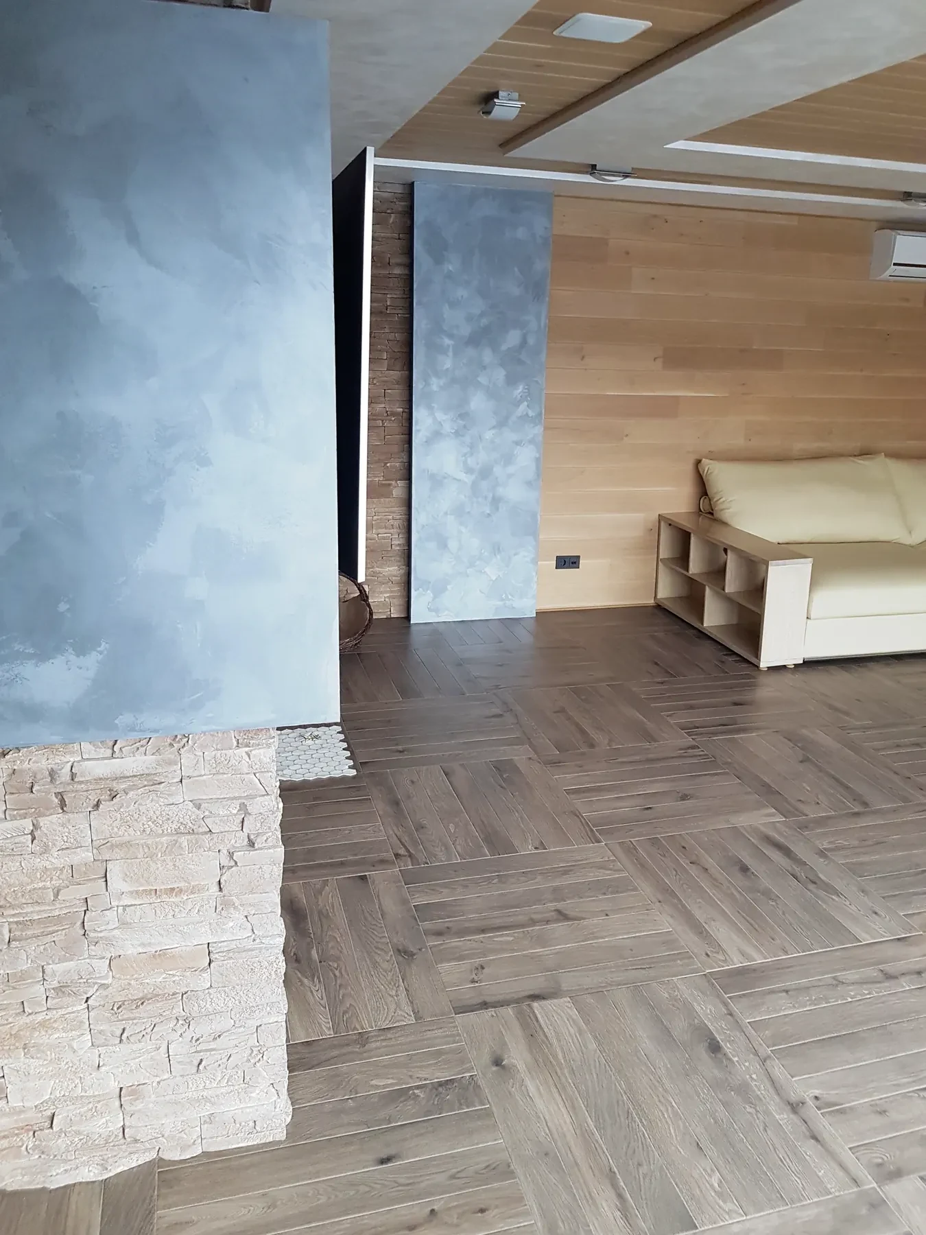 Реальний об'єкт Wallcov: шовкова штукатурка у вітальні open space