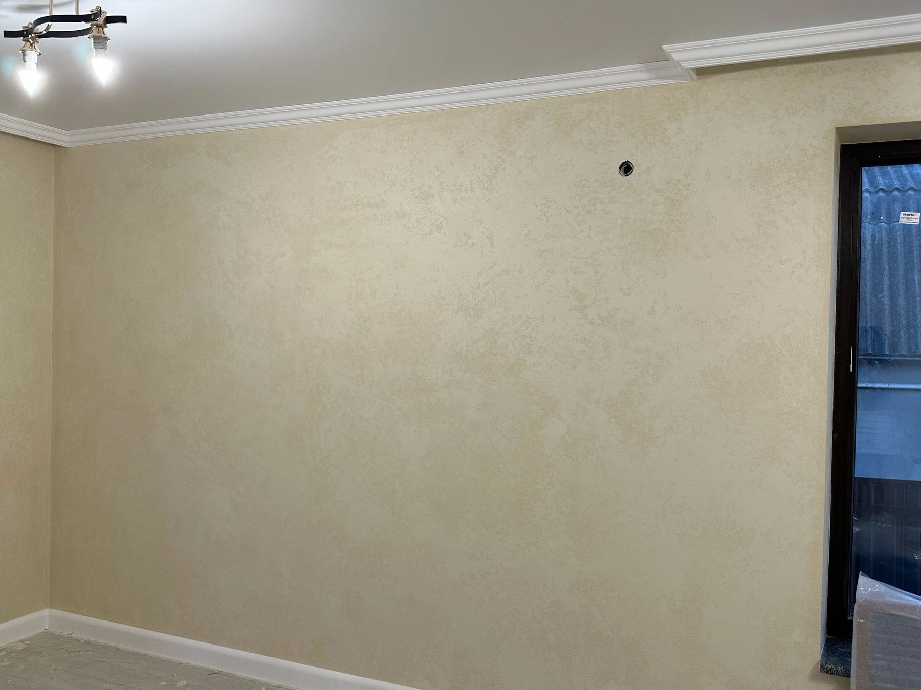 Реальний об'єкт Wallcov: кімната з виходом на терасу, матовий марморин