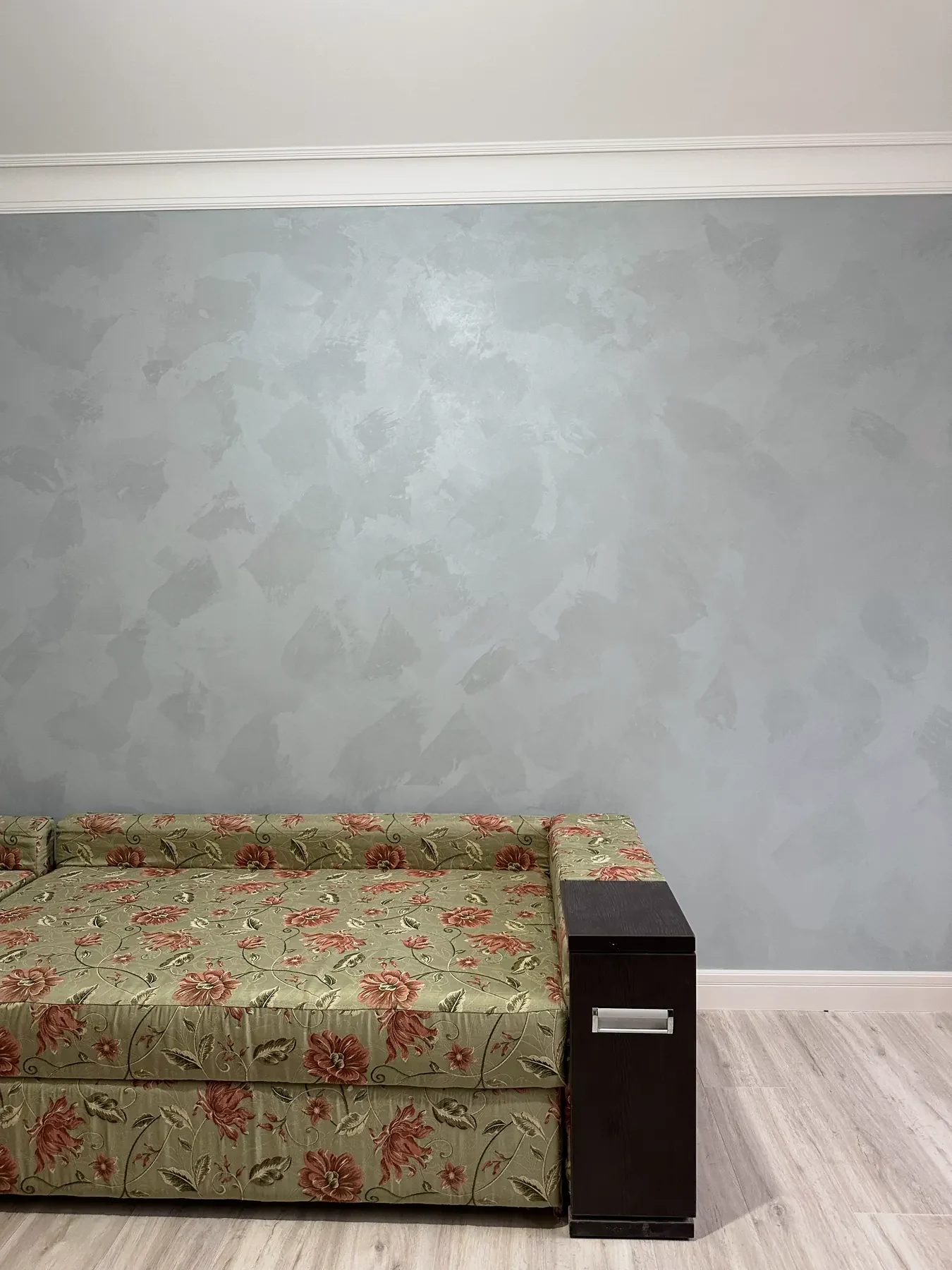 Реальний об'єкт Wallcov: кімната з диваном, сіра стіна Velvet Luna