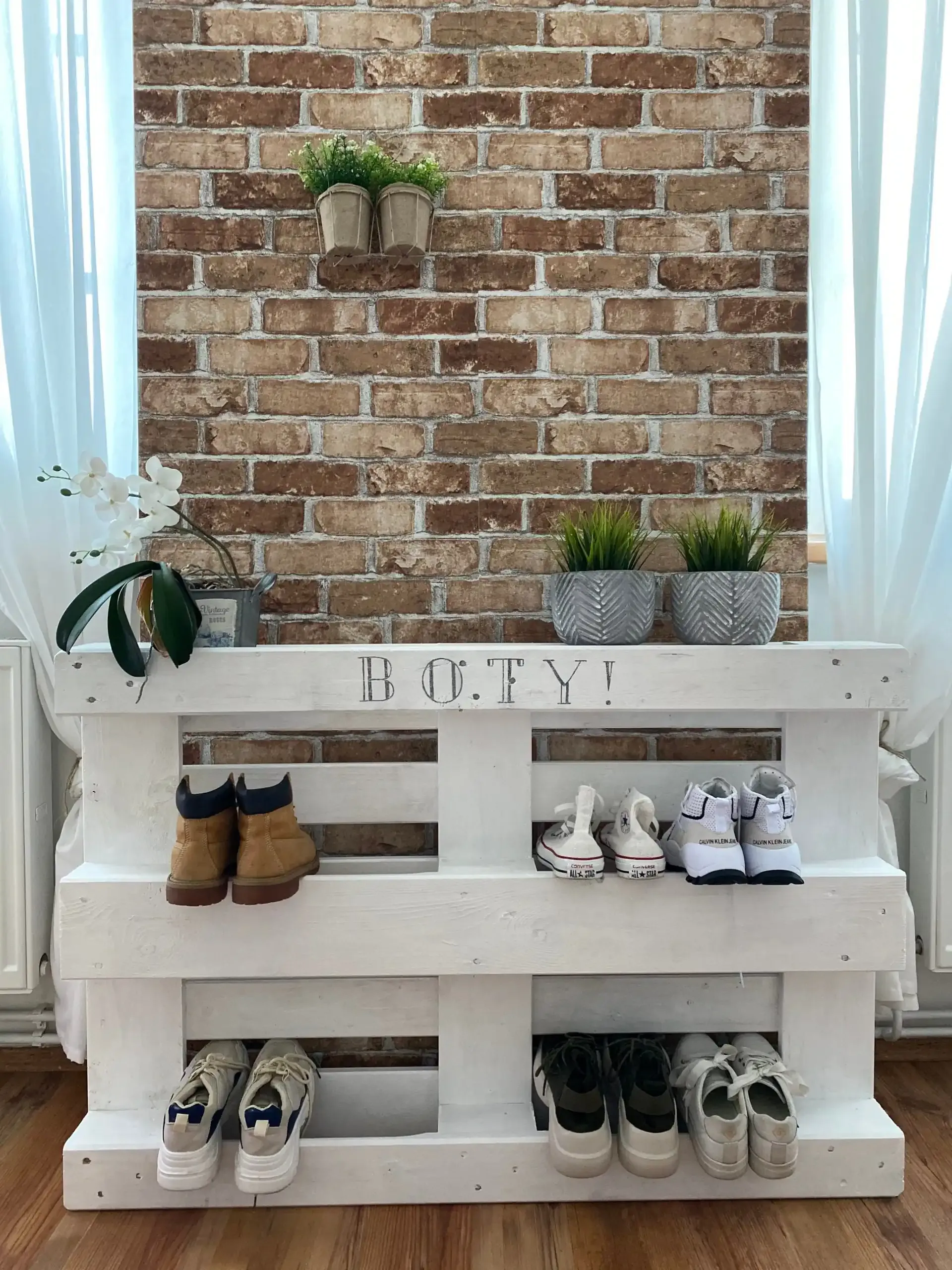 Фото виробника Balakryl: передпокій — взуттєва полиця з палет, пофарбована білою фарбою