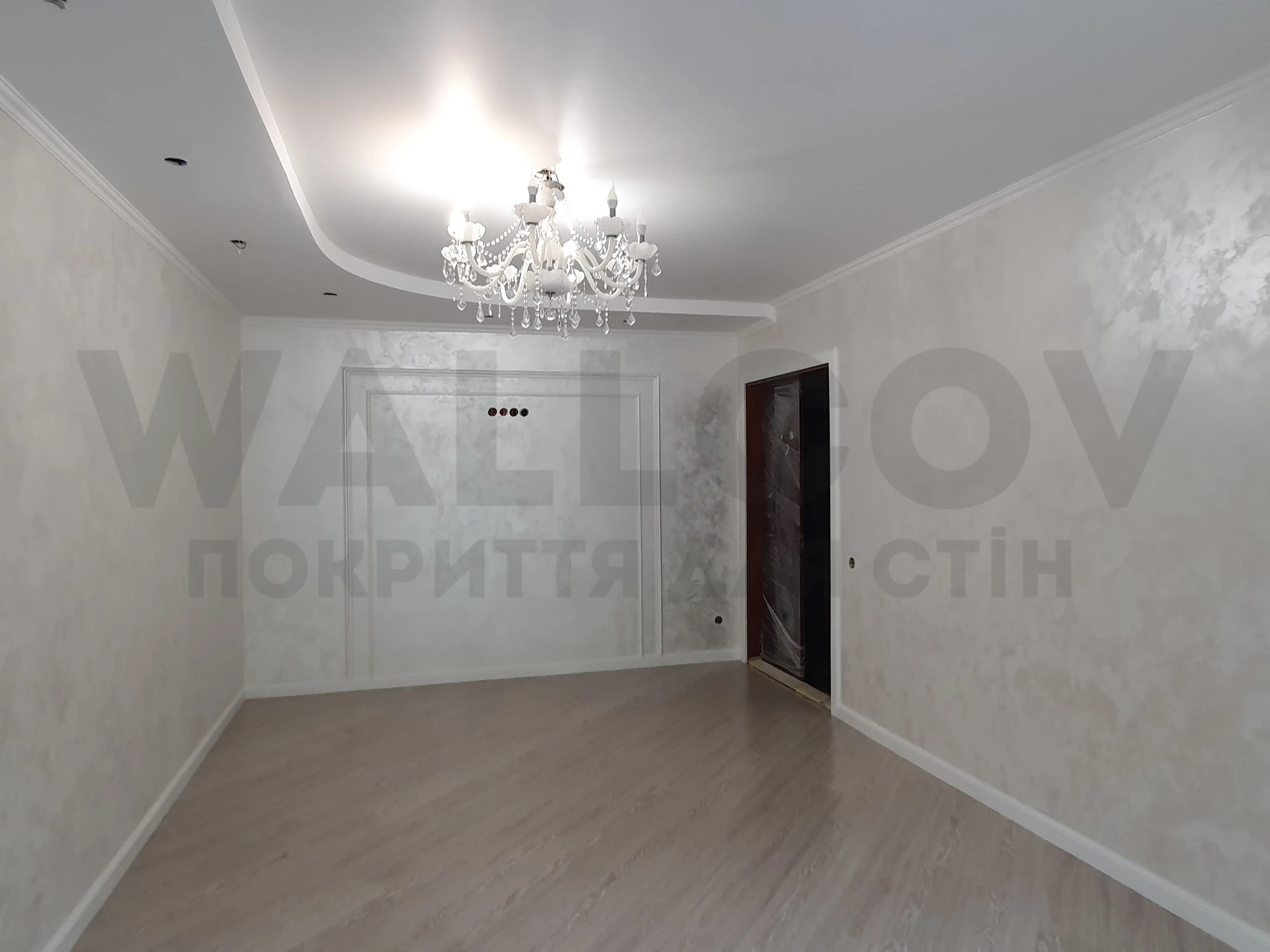 Реальний об'єкт Wallcov: кімната з люстрою та молдингами, стіна Galateya
