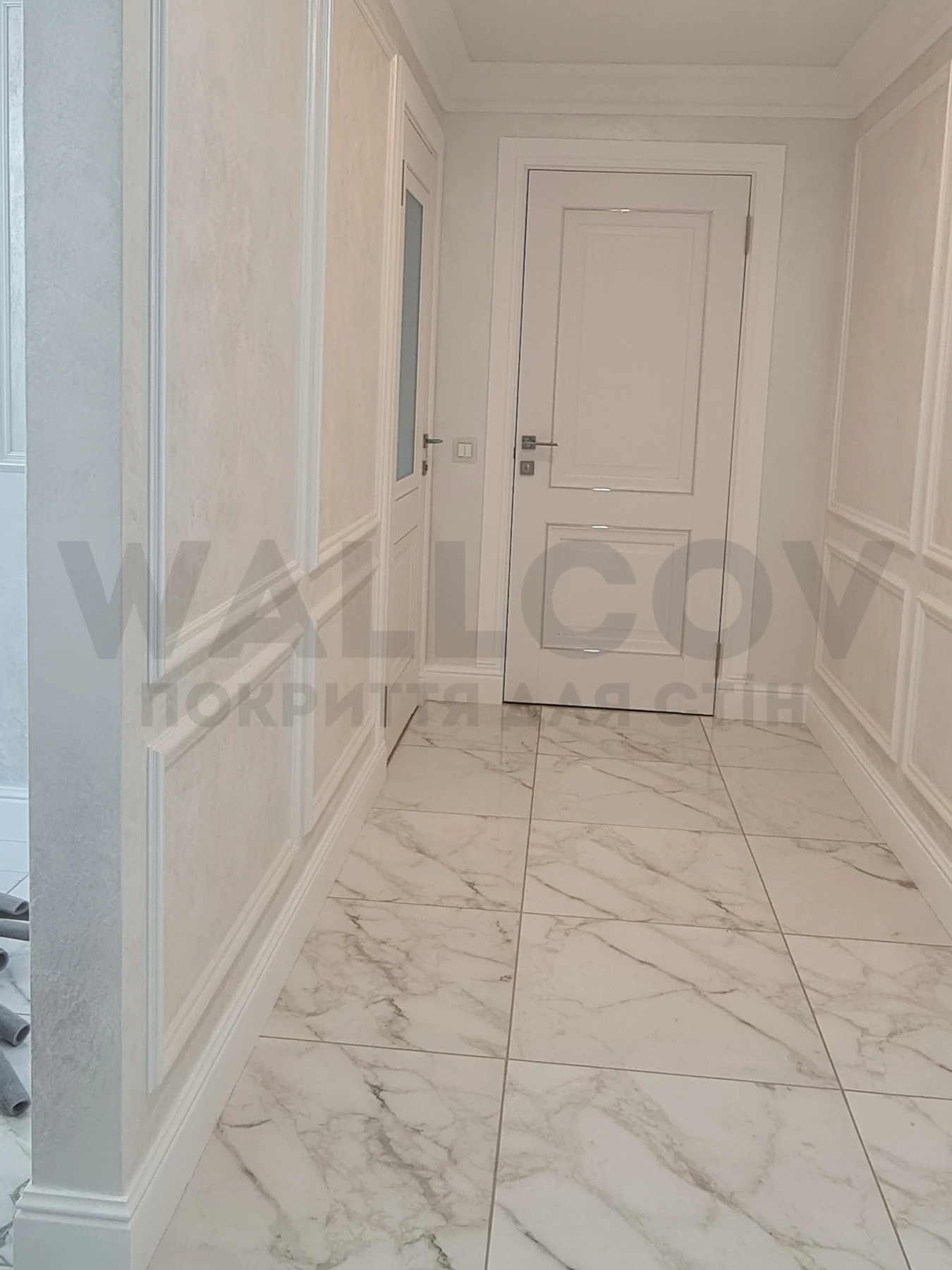 Реальний об'єкт Wallcov: коридор з молдингами, стіна Galateya