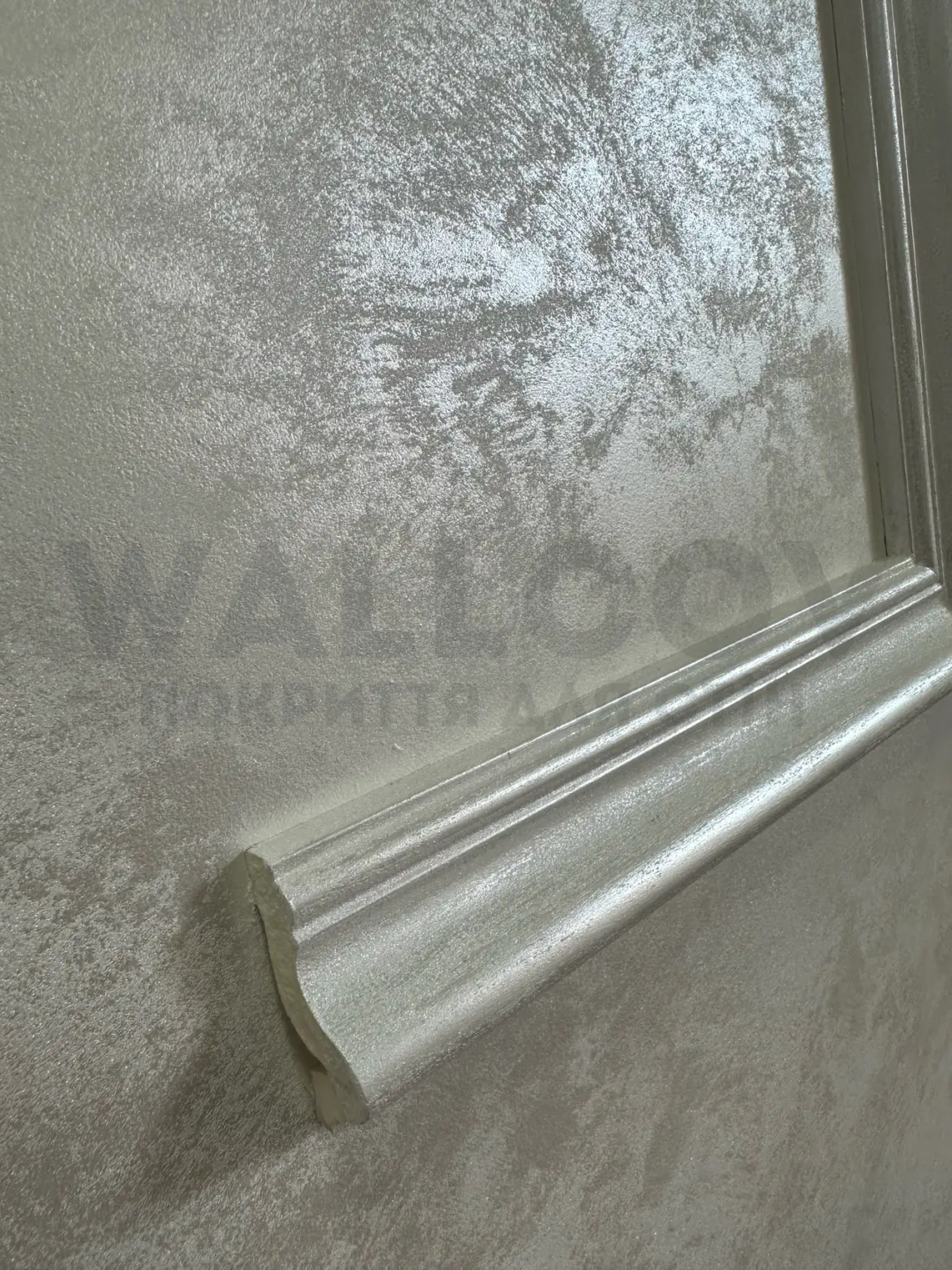 Реальний об'єкт Wallcov: стіна Galateya крупно біля молдингу — іскристі піщинки