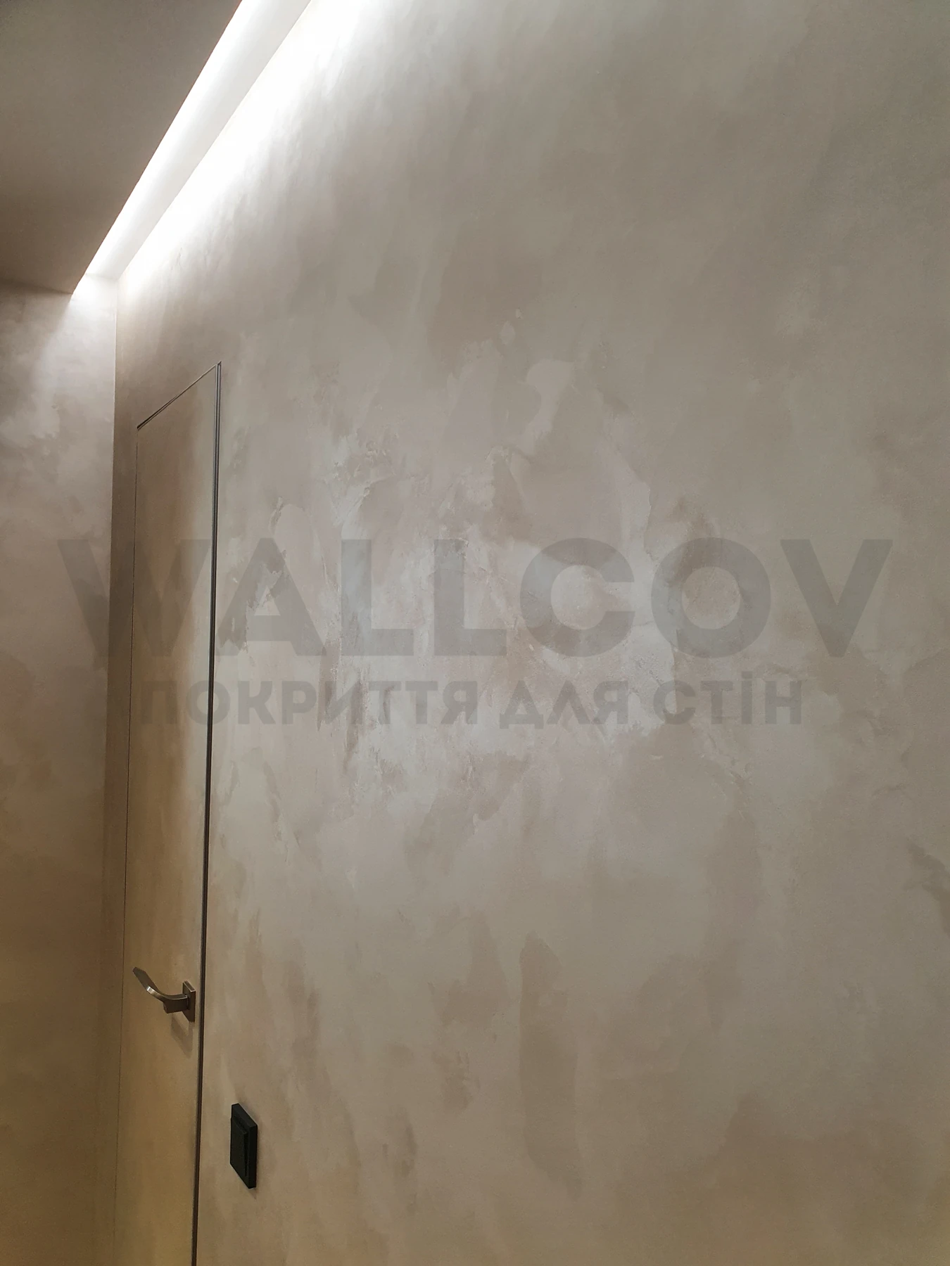 Реальний об'єкт Wallcov: коридор зі схованими дверима та LED-підсвіткою, матовий шовк