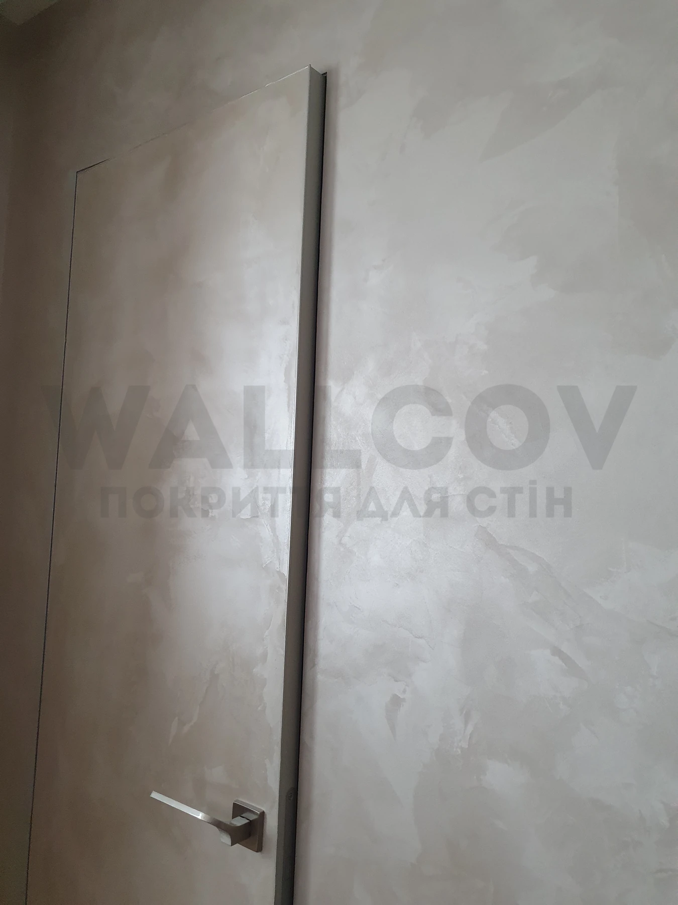 Реальний об'єкт Wallcov: стіна мокрий шовк зі схованими дверима