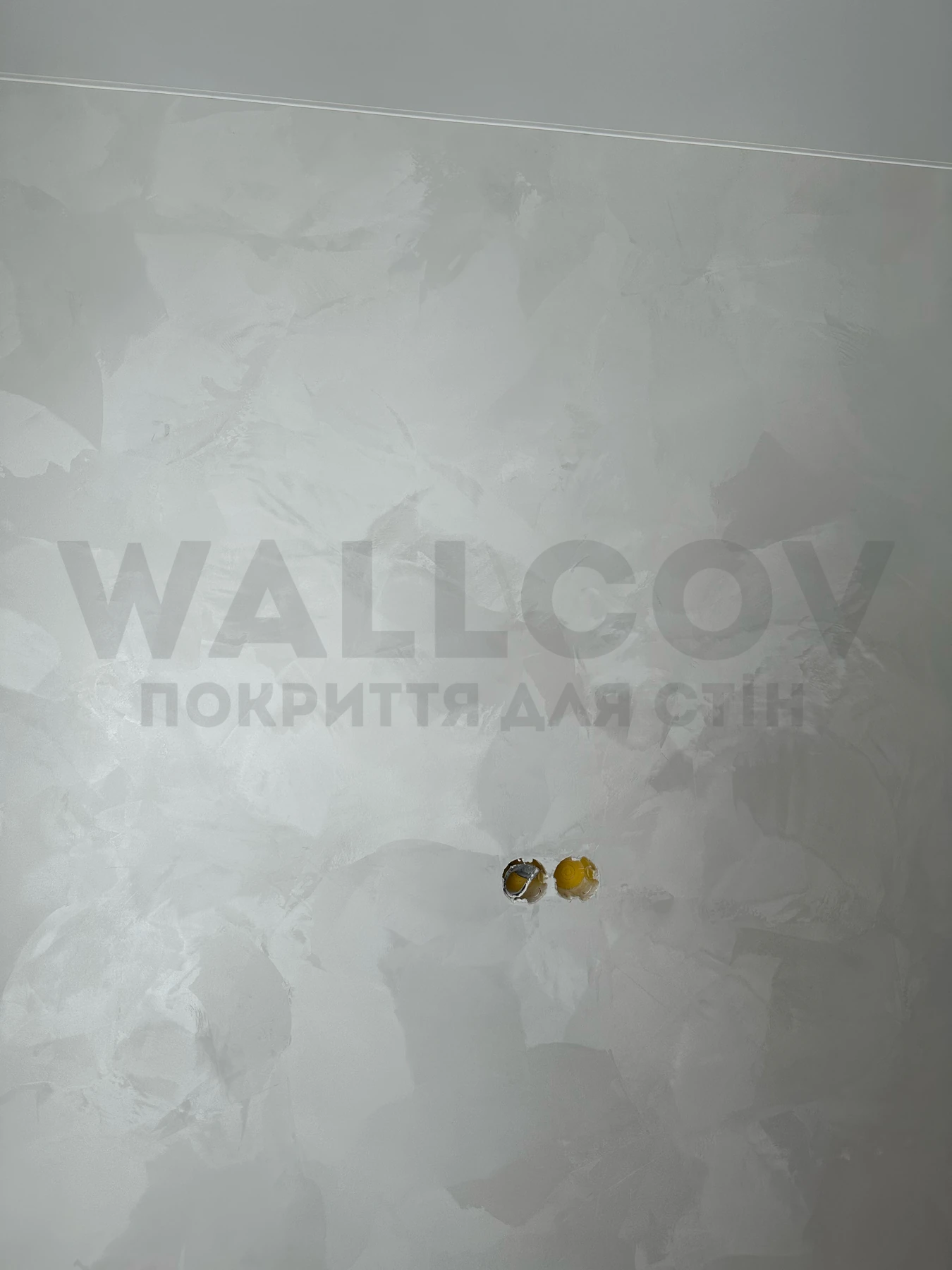 Реальний об'єкт Wallcov: стіна мокрий шовк з вимикачем для масштабу