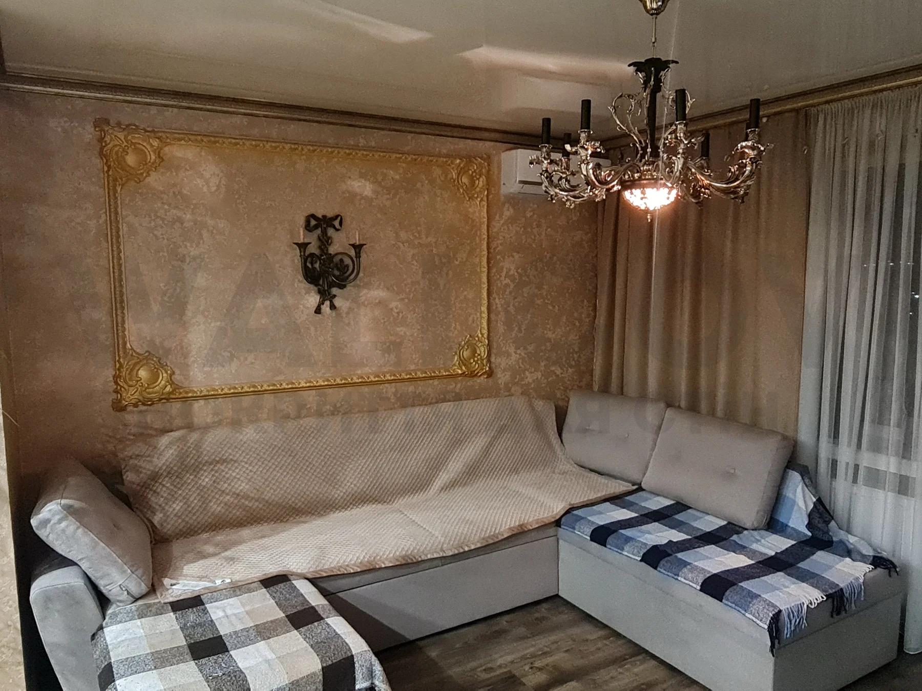 Реальний об'єкт Wallcov: вітальня з диваном і люстрою, перламутрове гротто