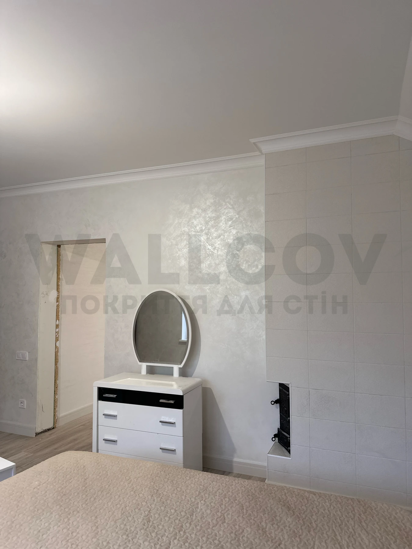 Реальний об'єкт Wallcov: стіна Eleganti у спальні з туалетним столиком
