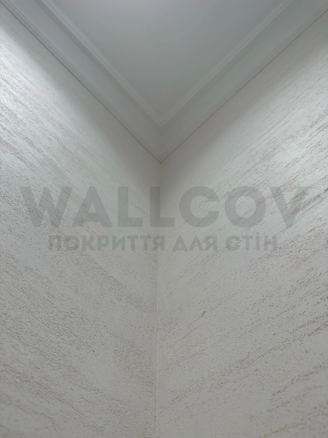 Реальний об'єкт Wallcov: матовий травертин у куті з карнизом