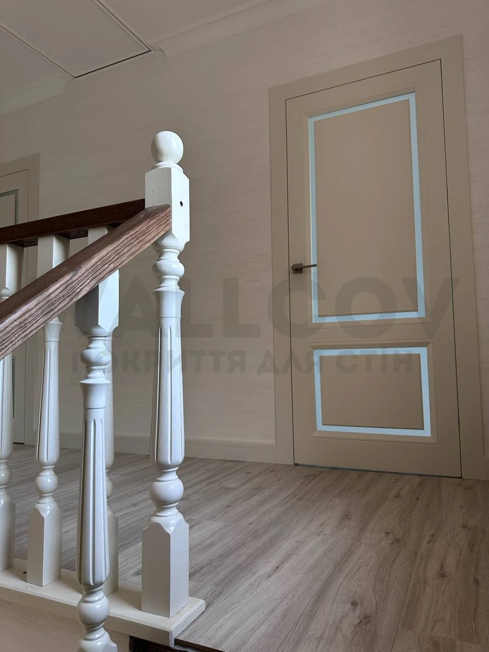 Реальний об'єкт Wallcov: сходи та двері, стіна травертин, загальний план