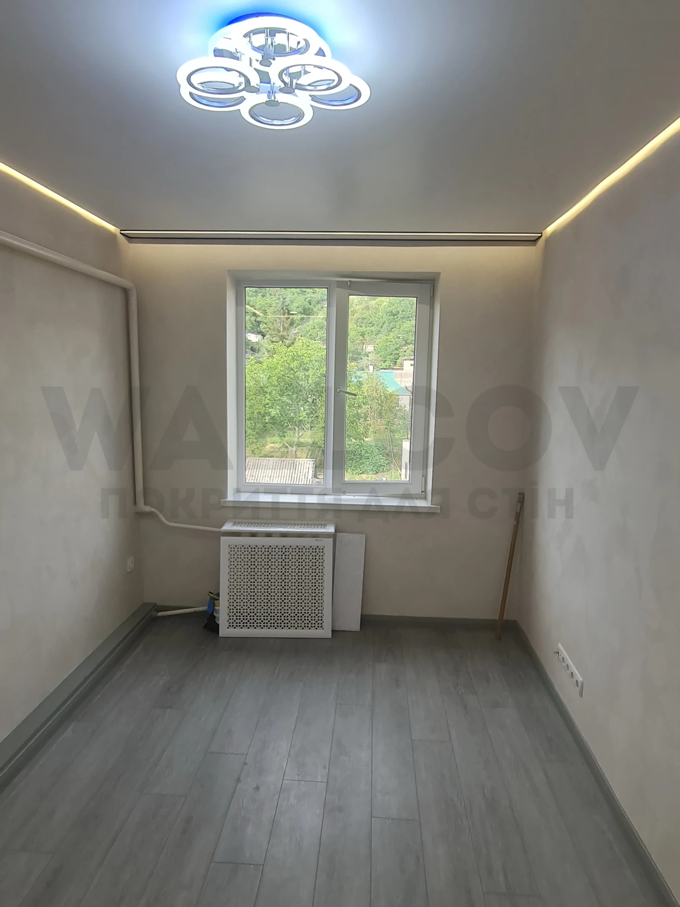 Реальний об'єкт Wallcov: кімната зі стіною Velvet Luna і LED-стелею