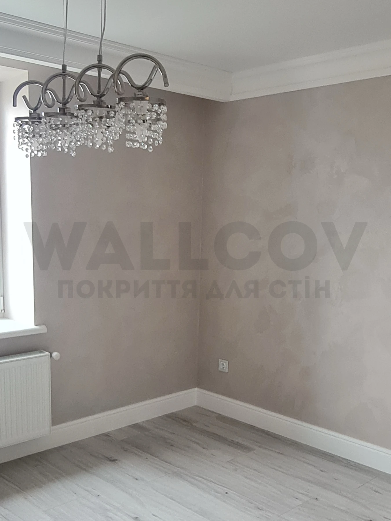 Реальний об'єкт Wallcov: кімната з люстрою, стіна Velvet Luna